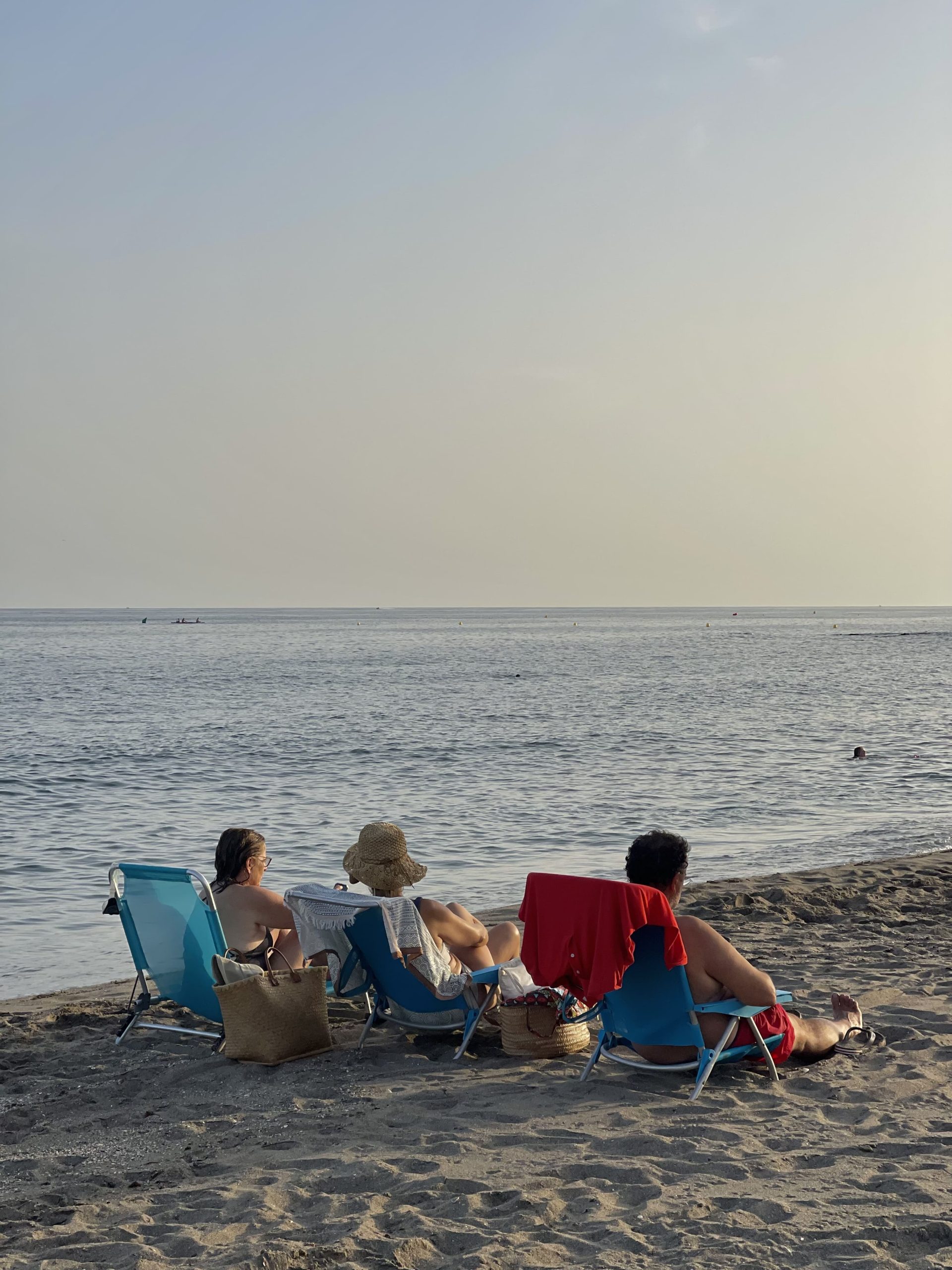 Grupo de amigos y familia discutiendo tensión durante las vacaciones de verano